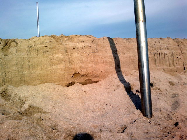 Vista del desnivel de la zona de la playa de Central Mar de Gav Mar donde ha habido dos regresiones consecutivas de la playa y donde los campos de voley-playa han quedado al lado del mar (9 de Diciembre de 2011)